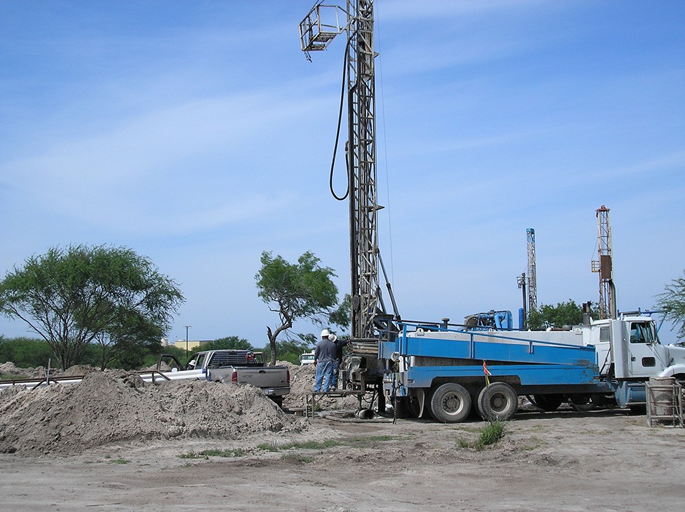 A-drill-rig-casing-a-recover-or-injection-well-in-South-Texas